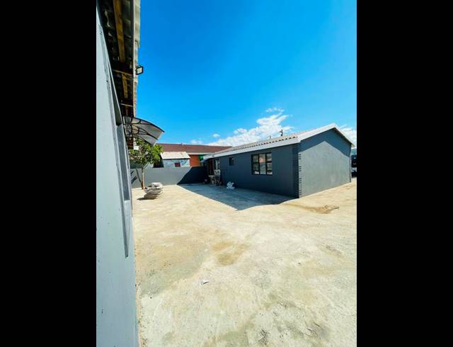 2 BEDROOM HOUSE FOR SALE IN KWAMASHU